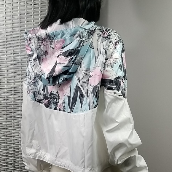 Nike Floral Cropped Windrunner Jacket AR5151 100 - Picture 9 of 14